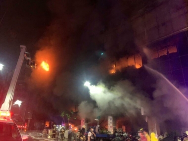 “Tòa nhà ma số 1 Cao Hùng” chìm trong biển lửa, 87 người thương vong