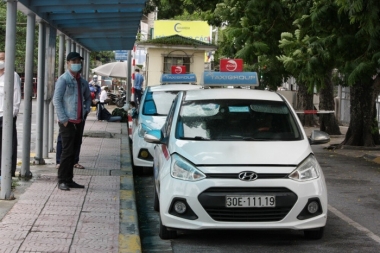 Hà Nội: Taxi, xe công nghệ "đói khách" ngày đầu tái khởi động