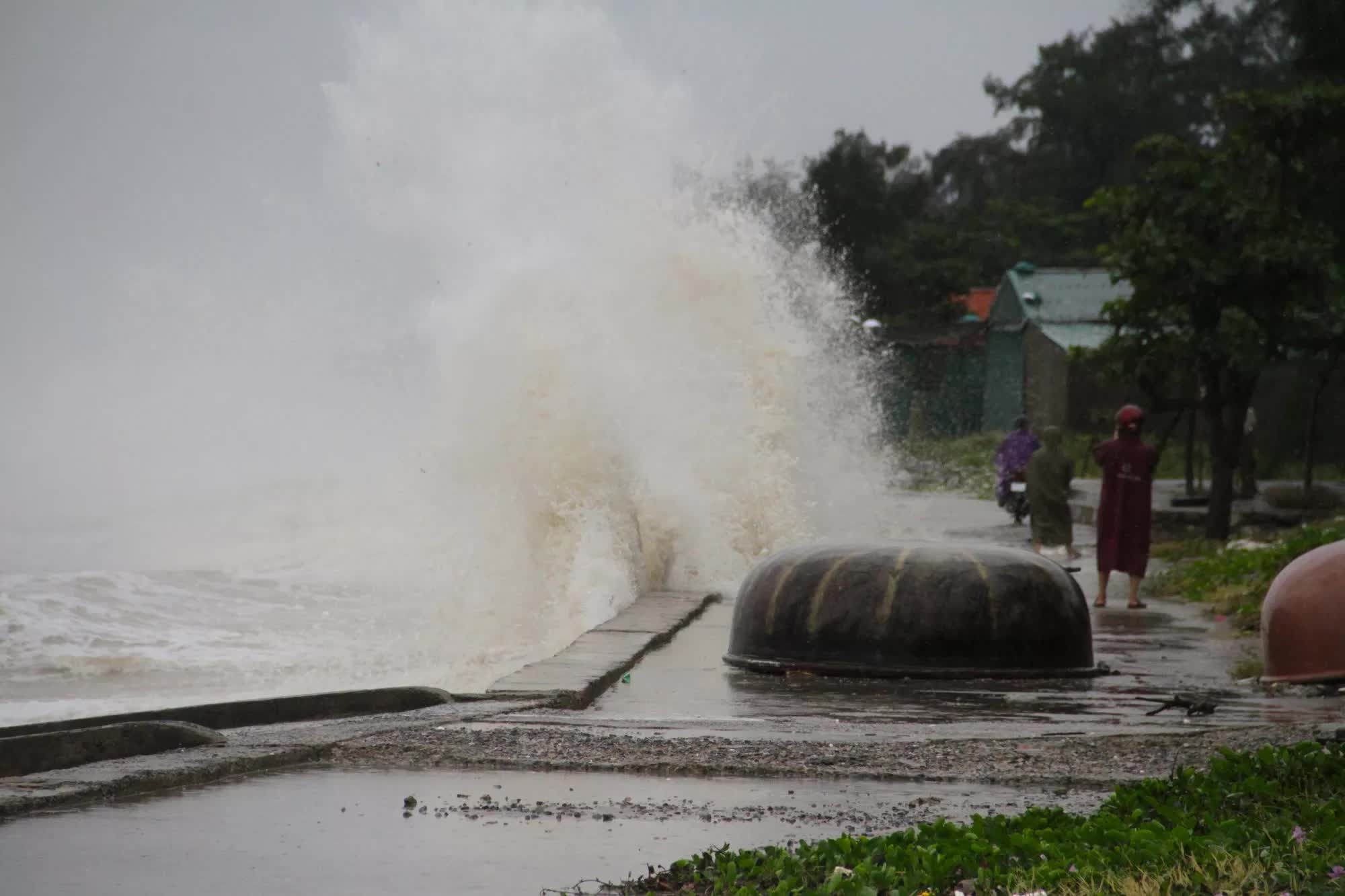 Bão số 8: Sóng cao 5m đang đánh vào bờ biển Nghệ An, hàng trăm khối đất đá sạt lở, đổ xuống quốc lộ - Ảnh 4.