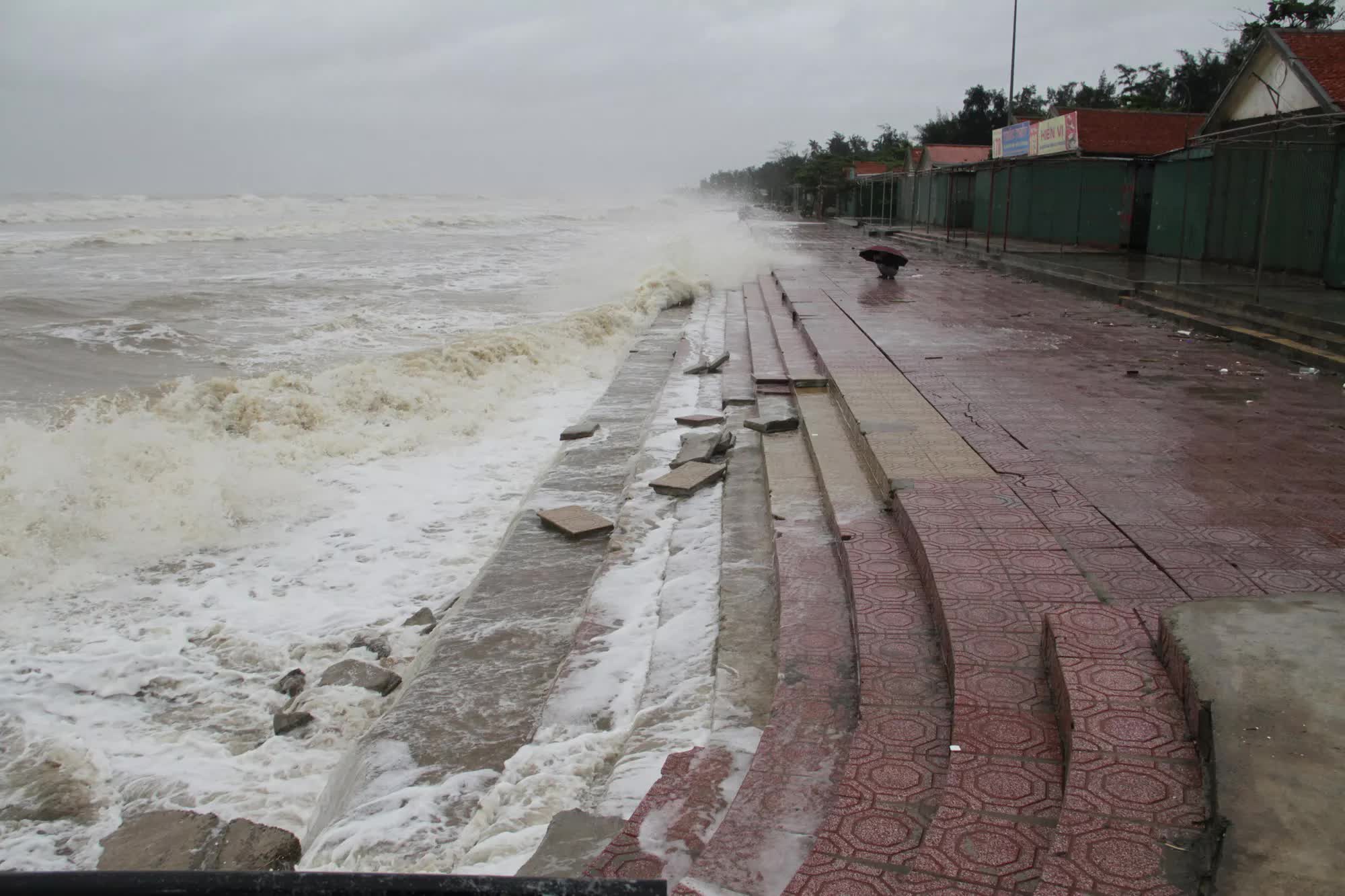 Bão số 8: Sóng cao 5m đang đánh vào bờ biển Nghệ An, hàng trăm khối đất đá sạt lở, đổ xuống quốc lộ - Ảnh 7.
