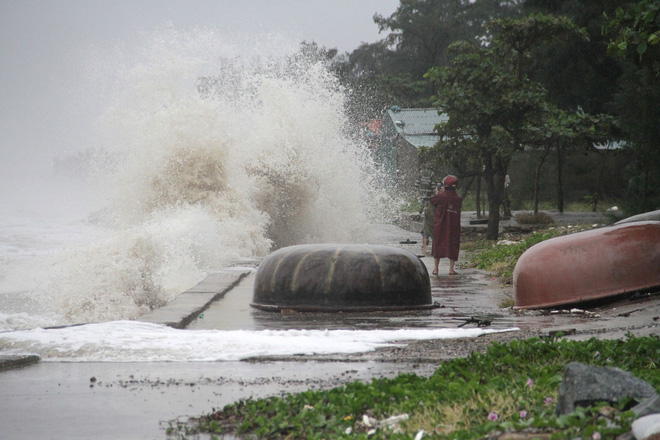 Bão số 8: Sóng cao 5m đang đánh vào bờ biển Nghệ An, hàng trăm khối đất đá sạt lở, đổ xuống quốc lộ - Ảnh 11.