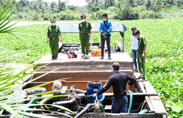 Phương tiện khai thác cát sông bị Công an tỉnh Trà Vinh bắt giữ.