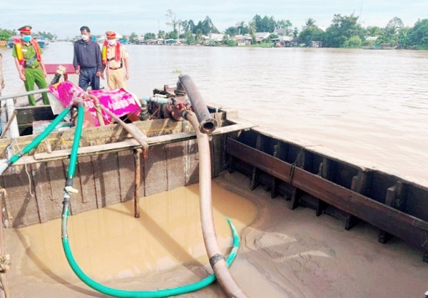Công an tỉnh Đồng Tháp bắt phương tiện khai thác cát sông trái phép.