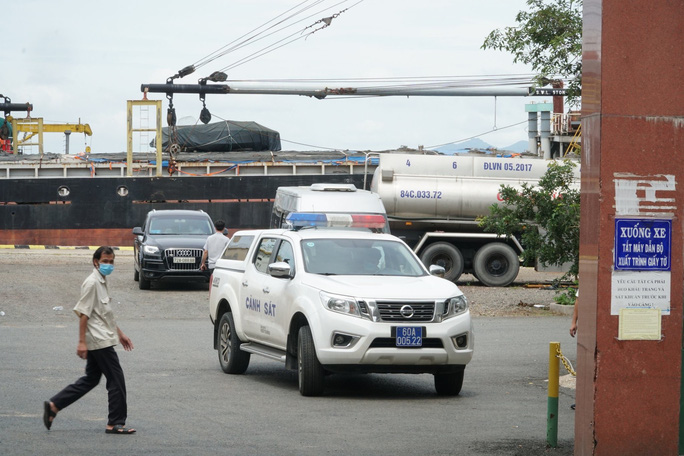 Phong tỏa công ty xăng dầu lớn nhất TP Vũng Tàu, giám đốc bị dẫn đi - Ảnh 3.