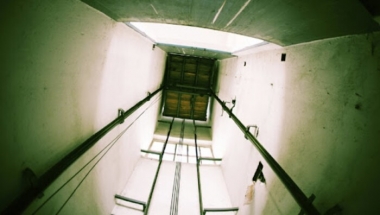 Cô gái 21 tuổi mắc kẹt trong thang máy rồi rơi từ tầng 7 xuống đất tử vong