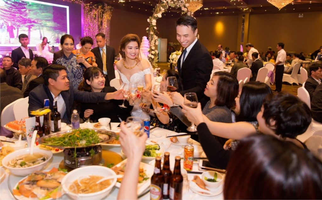 TP HCM: Nhà hàng tiệc cưới được phục vụ rượu bia kể cả sau 21h