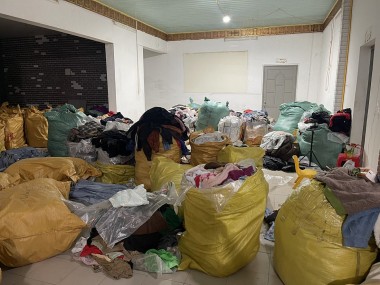 Thu giữ hàng chục tấn quần áo không rõ xuất xứ tại Hải Dương