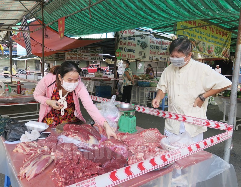 Từ tháng 9/2019 đến tháng 12/2020, nhóm nghiên thu thập ngẫu nhiên 2.940 mẫu thực phẩm (cả thực phẩm tươi sống và sản phẩm đã qua chế biến) ở 48 chợ truyền thống (2.680 mẫu) và 5 siêu thị (260 mẫu) trên địa bàn TP Hồ Chí Minh.