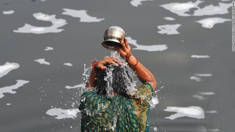 Tín đồ tắm trong sông thiêng ô nhiễm nặng ở Ấn Độ gây sốc