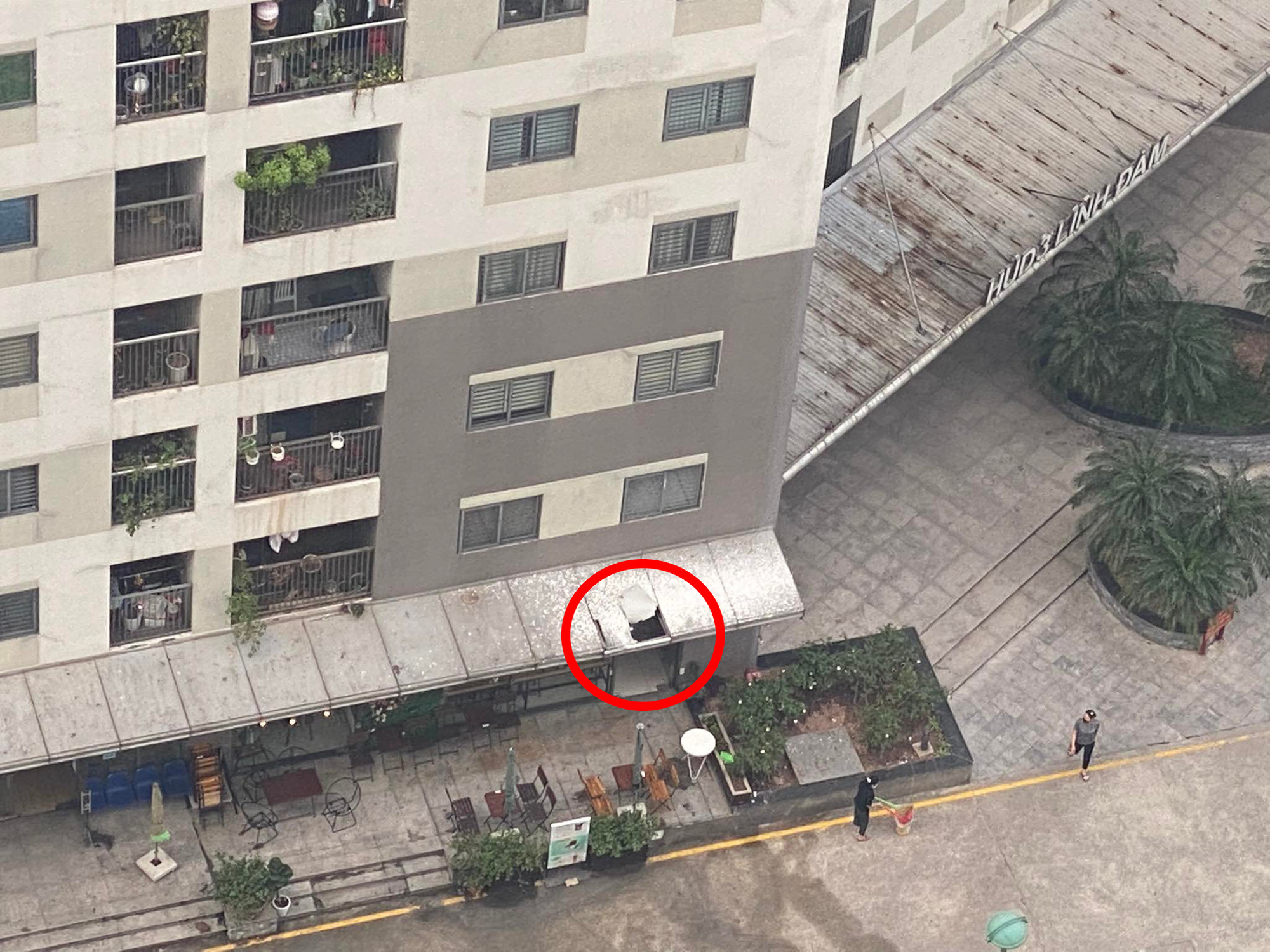 Hà Nội: Người đàn ông rơi từ tầng 12 chung cư Linh Đàm, xuyên thủng mái quán cà phê xuống đất tử vong - Ảnh 3.