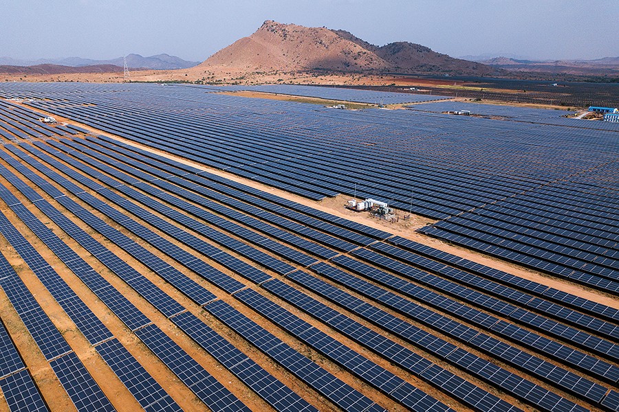 Adani Green Energy. Công ty này sở hữu nhà máy điện mặt trời lớn nhất thế giới tại thời điểm hoàn thành (2019) với công suất lên tới 648 MW với chi phí rơi vào khoảng 740 triệu USD, cung cấp điện cho hơn 250,000 hộ gia đình tại Tamil Nadu thuộc Ấn Độ.