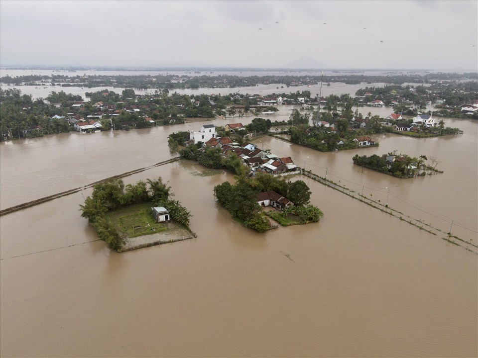 Phú Yên ngập sâu, gần 29.000 nhà chìm trong biển nước