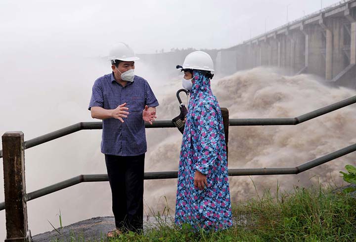 Chiều 30-11, ông Trần Hữu Thế - chủ tịch UBND tỉnh Phú Yên - cho biết đã chỉ đạo thủy điện Sông Ba Hạ giảm lượng xả lũ dần từ 16h chiều cùng ngày để giảm áp lực ngập lụt cho hạ du sông Ba.