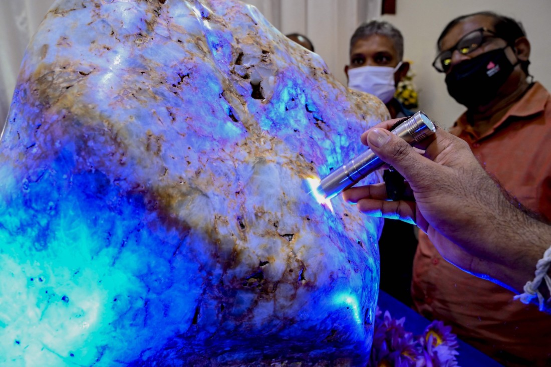 Phát hiện khối đá sapphire xanh nặng tới 310 kg