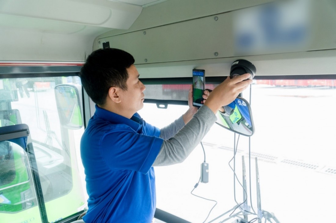 Người điều khiển xe ô tô kinh doanh vận tải hành khách, hàng hóa sẽ bị phạt tiền 1-2 triệu đồng nếu không lắp camera theo quy định hoặc có lắp camera nhưng không ghi, không lưu trữ được hình ảnh trên xe trong quá trình xe tham gia giao thông.