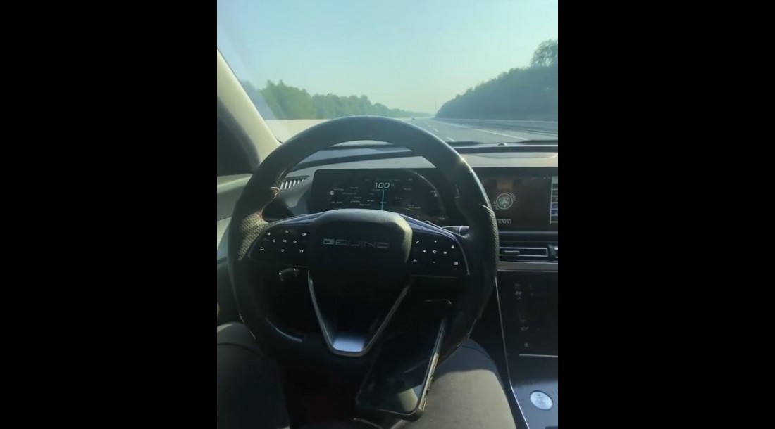 Tài xế Beijing X7 bỏ hai tay khỏi vô lăng khi chạy cao tốc